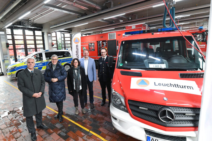olizeipräsident Dirk Weinspach, Aachens Oberbürgermeisterin Sibylle Keupen, Kreisdirektorin Birgit Nolte sowie Thomas Johnen (Katastrophenschutz StädteRegion) und Andreas Bierfert (stellv. Leiter der Feuerwehr Aachen)