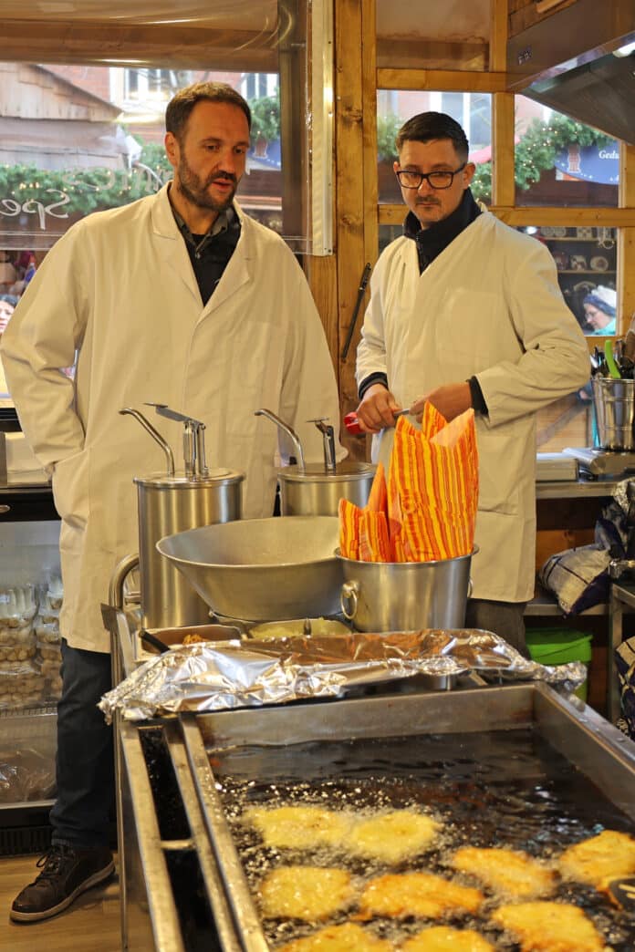 Lebensmittelchemiker Ralf Wüstkamp und Lebensmittelkontrolleuer Hans Lötsch überprüfen die Herstellung der Reibekuchen