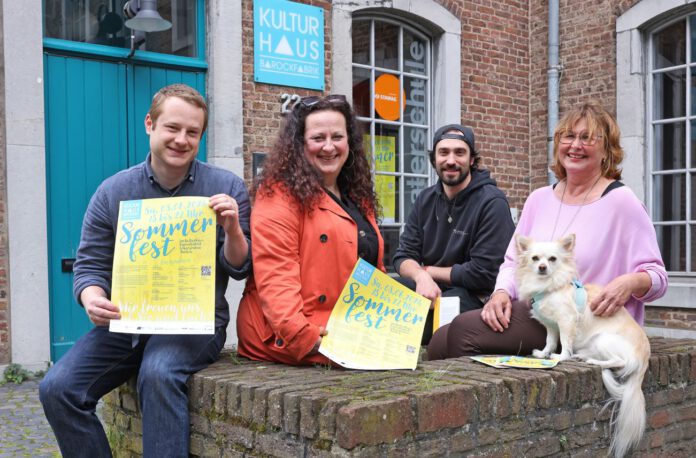 (v.l.n.r.) Marius Zander (Literaturbüro EMR e.V.), Yvonne Eibig (ARTbewegt e.V.), Lucas Liehner (Vers-Literaturcafé) sowie Irit Tirtey vom städtischen Kulturbetrieb mit Kulturbetriebshund Robbie informieren über das Programm des Sommerfests im Kulturhaus Barockfabrik.