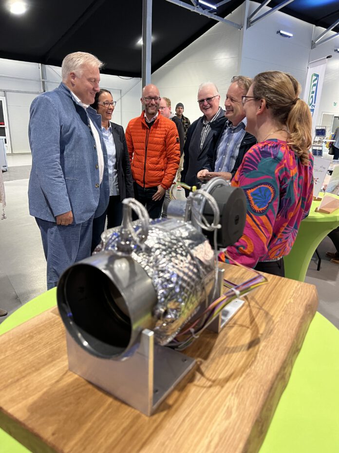 Landrat Wolfgang Spelthahn (l.) eröffnet mit einem Rundgang die vierte und bisher größte Wasserstoffmesse des Kreises Düren. Foto: Kreis Düren
