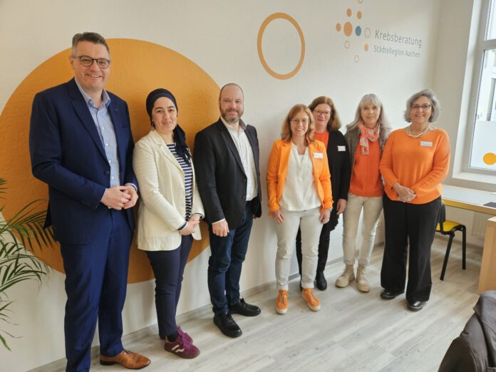 Städteregionsrat Dr. Tim Grüttemeier (links) besuchte die Krebsberatungsstelle in Aachen